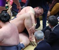 　尊富士に敗れた際に負傷し、顔をしかめる北の若
