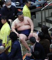　尊富士に敗れた際に負傷し、車いすで引き揚げる北の若