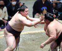 　琴桜（右）を攻める王鵬