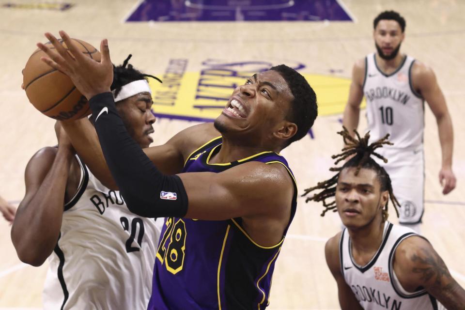 　ネッツ戦で攻め込むレーカーズの八村（左から２人目）＝ロサンゼルス（ゲッティ＝共同）