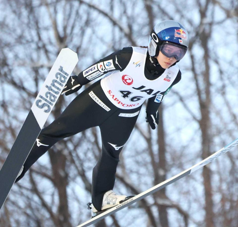 　１本目の飛躍を行う高梨沙羅