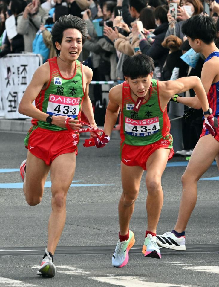 　熊本４区・一ノ瀬來祈にたすきを渡す３区・鶴川正也（左）