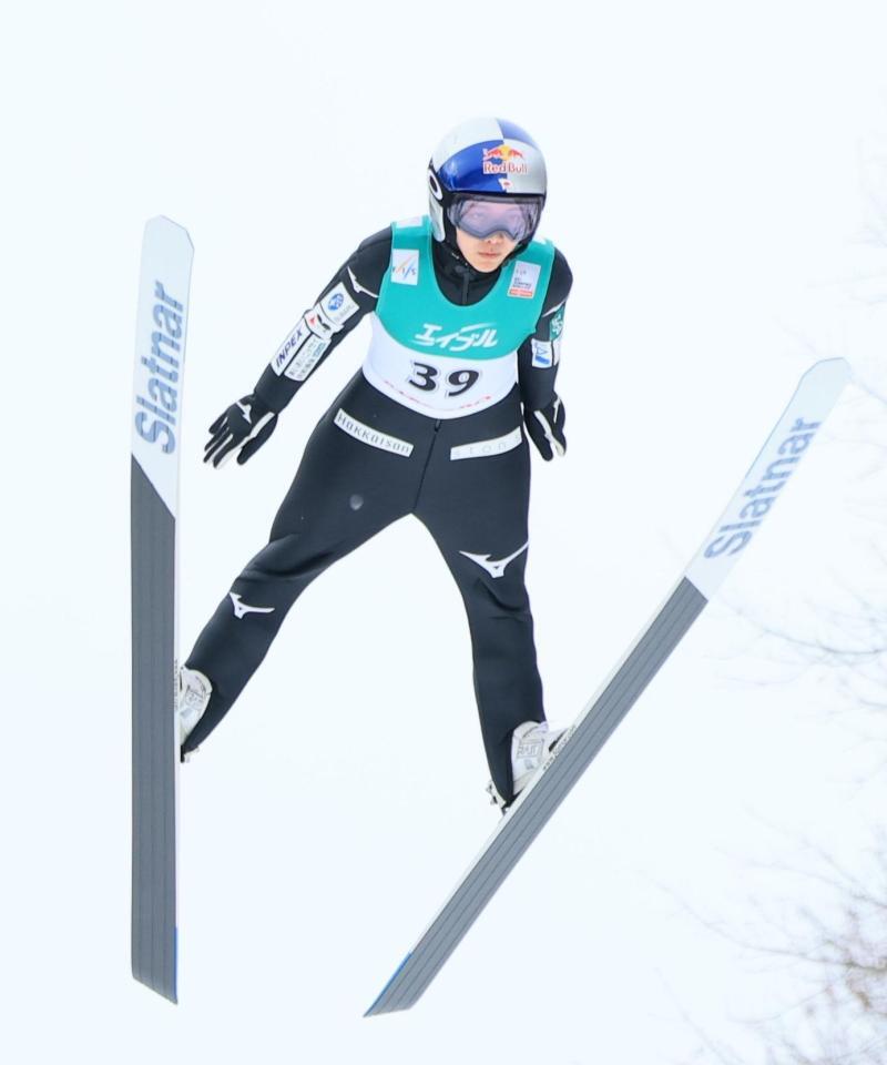 　１本目の飛躍を行う高梨沙羅