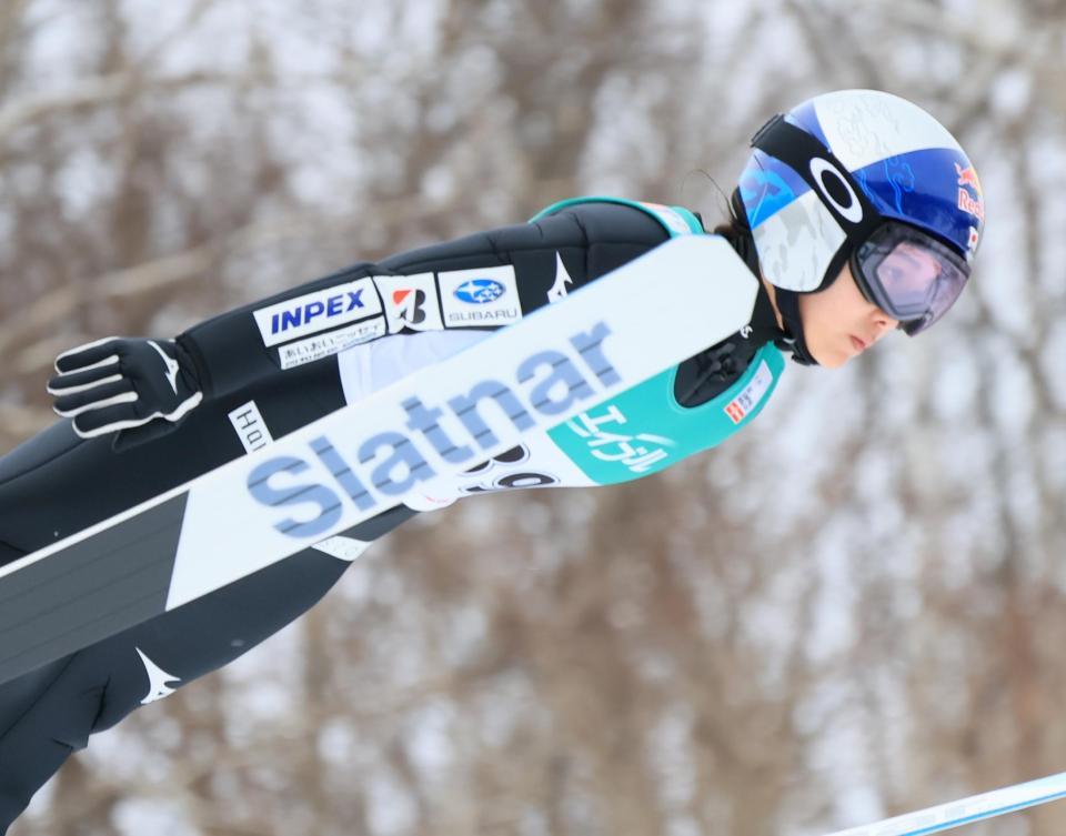 　１本目の飛躍をする高梨沙羅