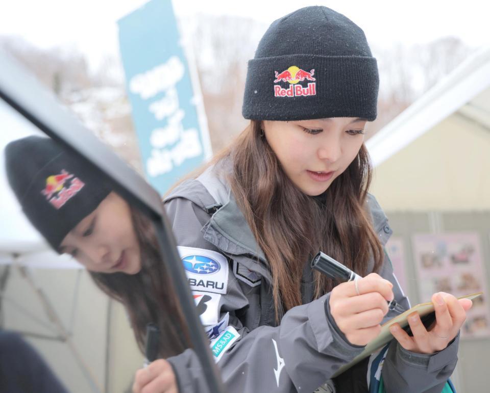 　試合後、ファンにサインする高梨沙羅（撮影・吉澤敬太）