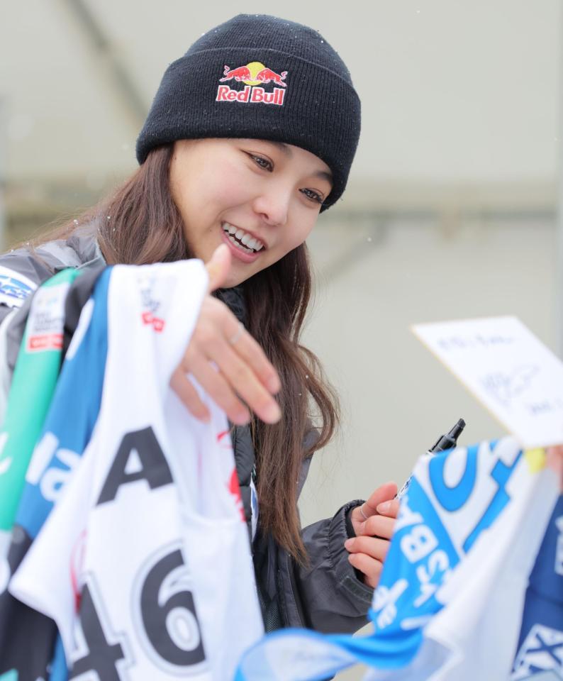 　試合後、ファンに持参したゼッケンをプレゼントする高梨沙羅（撮影・吉澤敬太）