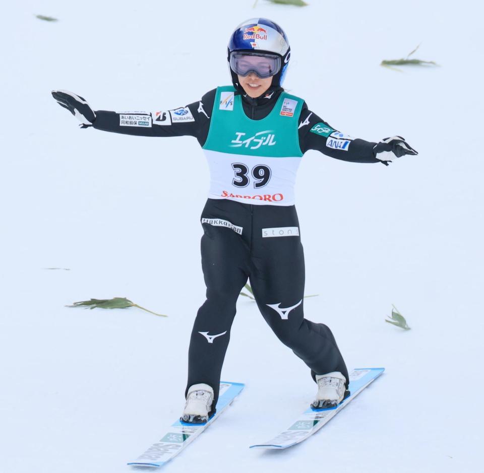 　２本目で飛距離を伸ばし、明るい表情を見せる高梨沙羅（撮影・吉澤敬太）