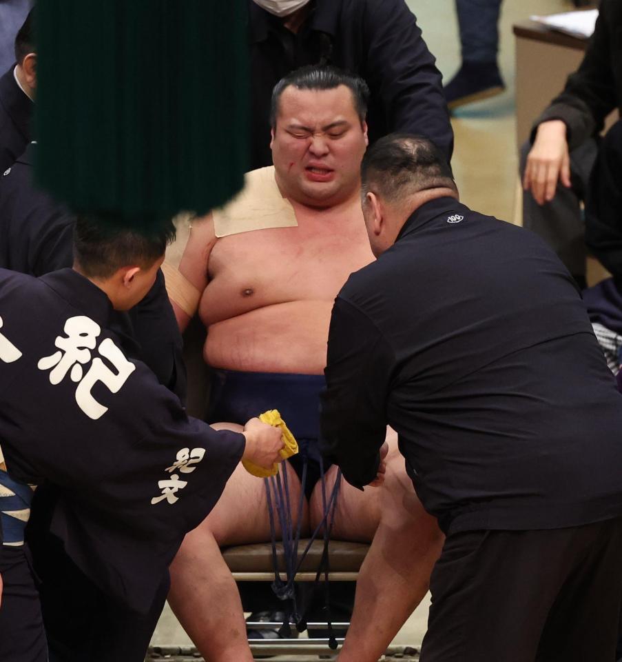 　尊富士との取り組みで負傷する北の若（撮影・中島達哉）