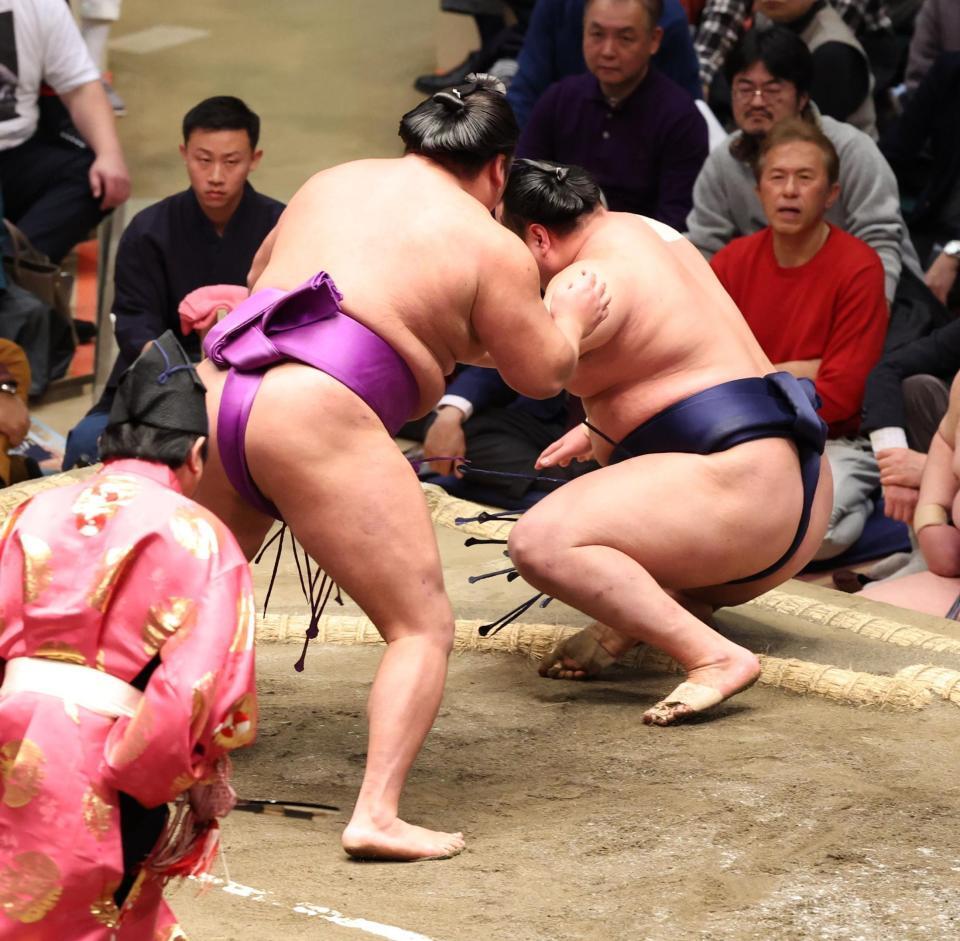 　北の若（右）を押し倒しで破る尊富士（撮影・中島達哉）
