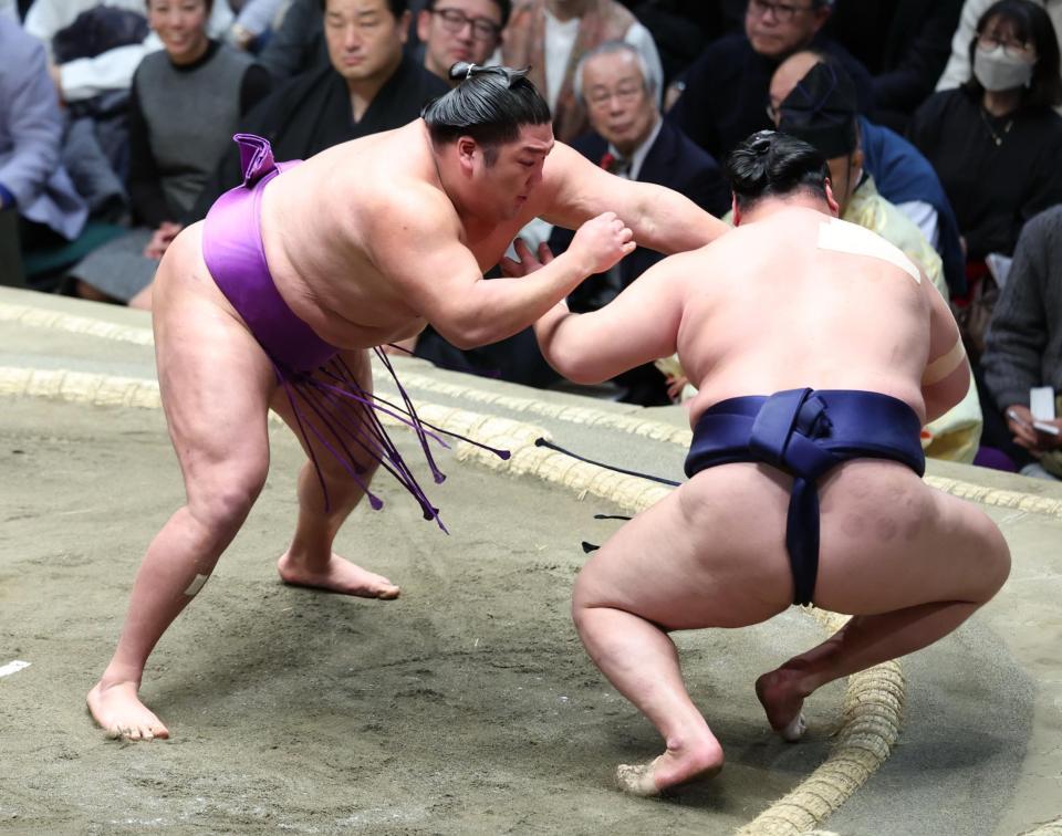 　尊富士（左）が押し倒しで北の若を破る