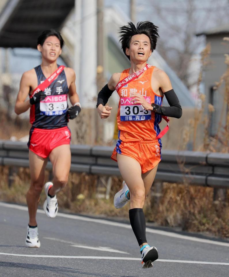 　力走する和歌山３区の若林宏樹（右）