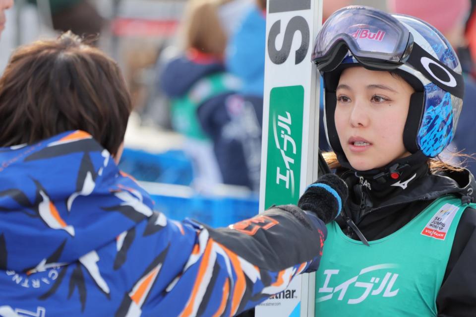 　２本目を終え、高木菜那さん（手前）のインタビューを受ける高梨沙羅（撮影・吉澤敬太）