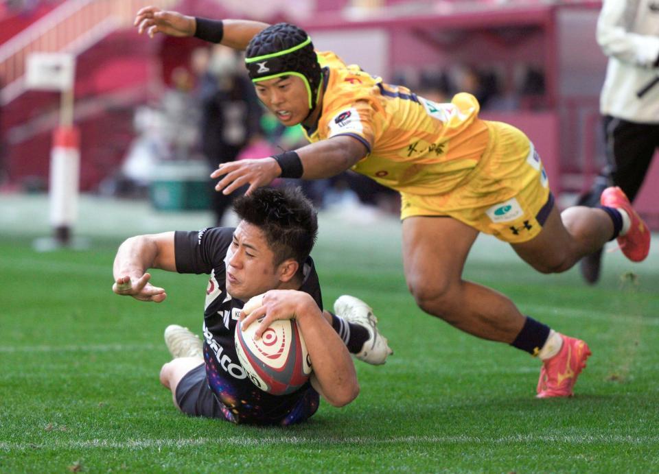 　前半、トライを決める神戸・松永