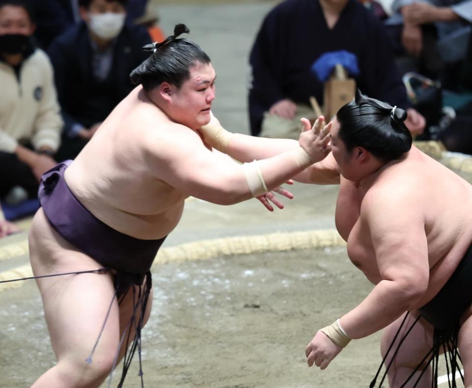 　琴桜（右）を攻める王鵬