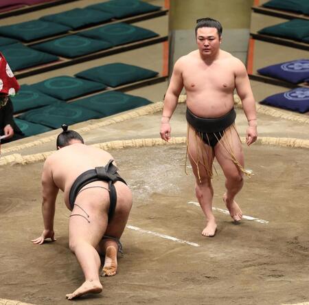 　大野城（左）を肩すかしで破った炎鵬（撮影・中島達哉）