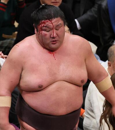 　輝との取組後に流血する紫雷（撮影・中島達哉）