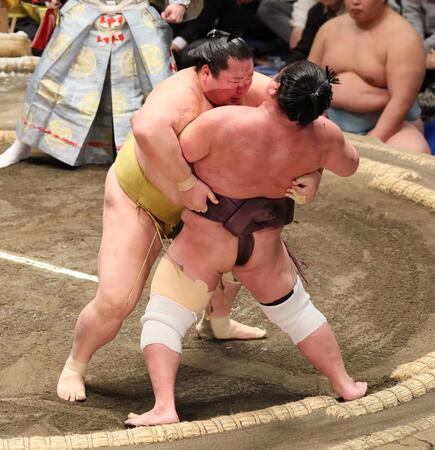 　紫雷（右）を寄り切りで破る輝（撮影・中島達哉）