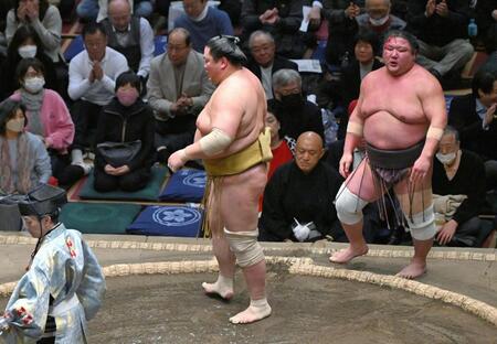 　輝（左）は寄り切りで紫雷を破る