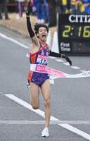 　１位でゴールする長野アンカー・伊藤大志