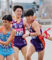 　長野４区の石川浩輝（中央）からたすきを受ける５区の佐々木哲（右）