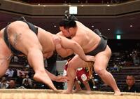 　大野城（左）を肩すかしで破った炎鵬（撮影・開出牧）