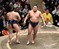 　平戸海（左）に突き落としで敗れた豊昇龍