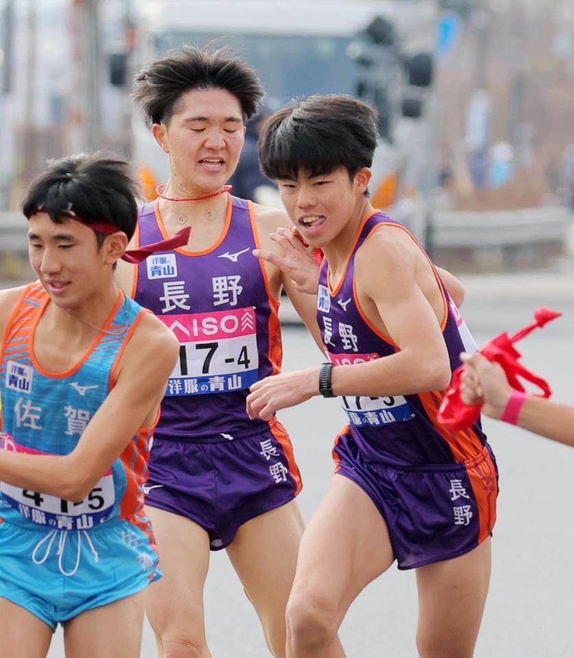 　長野４区の石川浩輝（中央）からたすきを受ける５区の佐々木哲（右）