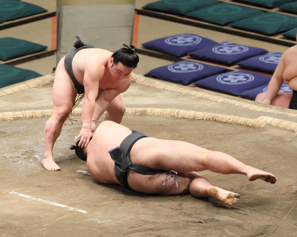 　大野城（右）を肩すかしで破る炎鵬（撮影・中島達哉）