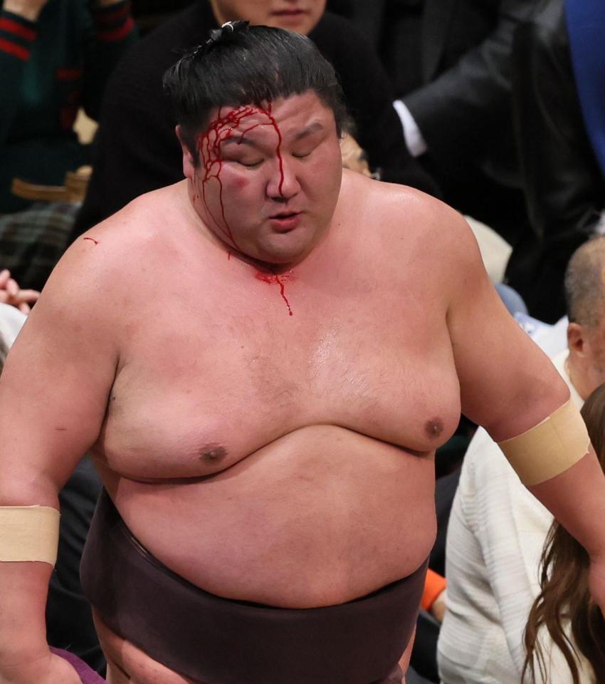 　輝との取組後に流血する紫雷（撮影・中島達哉）