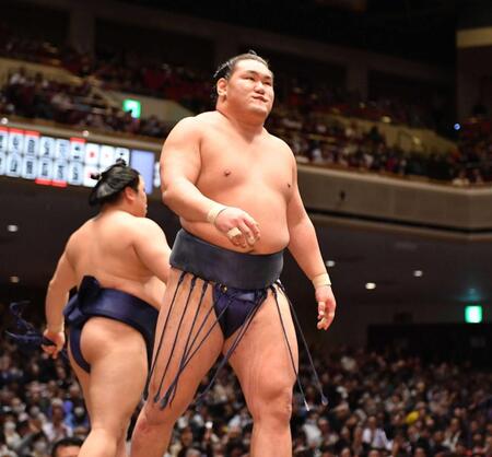 　平戸海（後方）に敗れ悔しさをにじませる豊昇龍（撮影・開出牧）