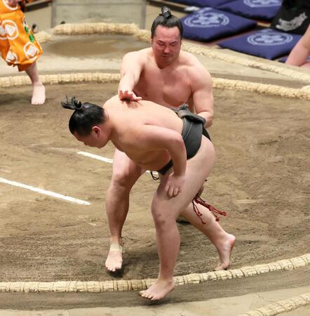 　麟虎（手前）を送り出しで破る須山（撮影・中島達哉）