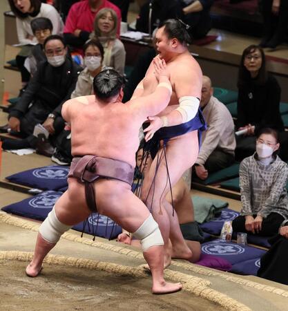 　栃大海（右）を寄り切りで破る紫雷（撮影・中島達哉）