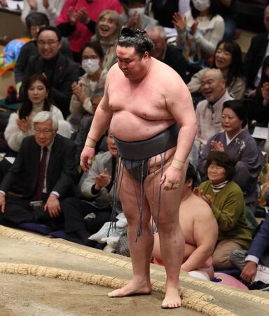 　阿炎に突き落としで敗れた金峰山（撮影・中島達哉）