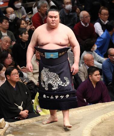 　土俵入りする金峰山（撮影・中島達哉）