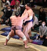 　栃大海（右）を寄り切りで破る紫雷（撮影・中島達哉）