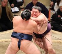 　まぶたから血を流しながら玉鷲（左）を攻める王鵬（撮影・中島達哉）