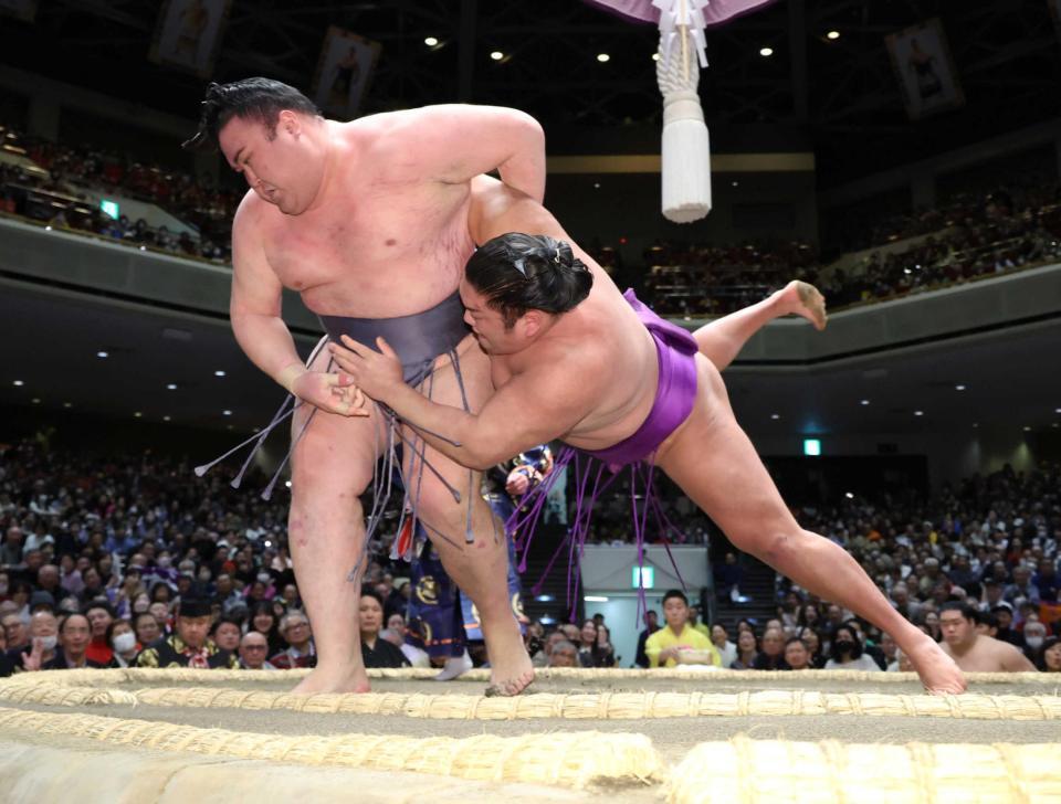 　金峰山（左）が小手投げで尊富士を破る