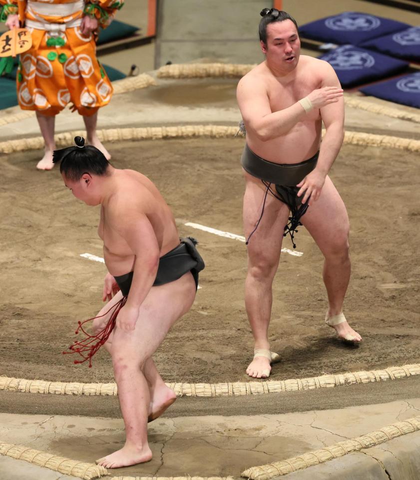 　麟虎（左）を送り出しで破った須山（撮影・中島達哉）