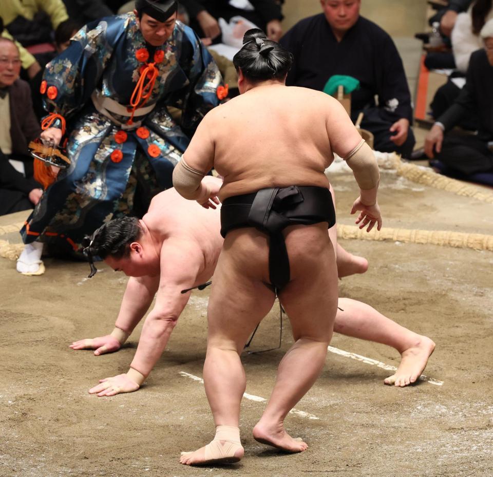 　阿炎（手前）に突き落としで敗れた金峰山（撮影・中島達哉）