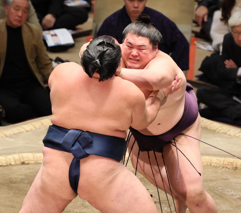 　まぶたから血を流しながら玉鷲（左）を攻める王鵬（撮影・中島達哉）