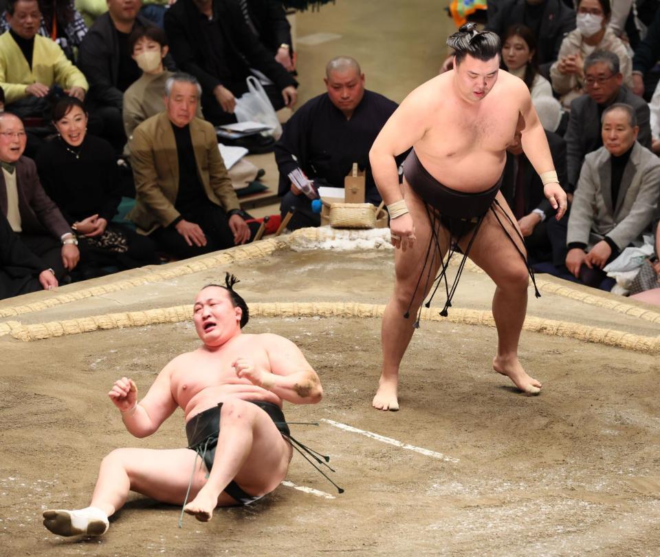 　霧島（右）に引き落としで敗れた千代翔馬（撮影・中島達哉）
