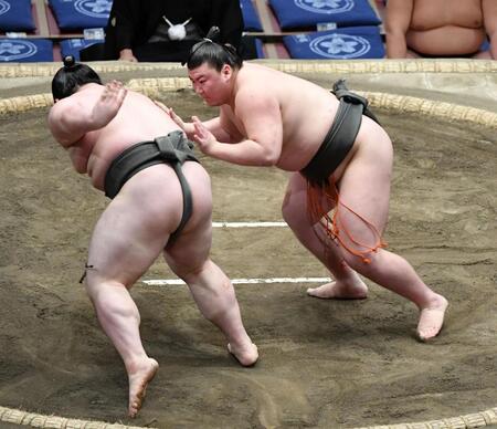 　阿龍（左）を送り出しで破った夢道鵬（撮影・佐藤厚）