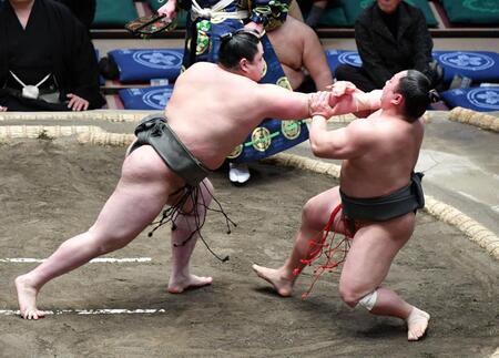 　宮城（右）を押し倒しで破り勝ち越しを決めた若ノ勝（撮影・佐藤厚）
