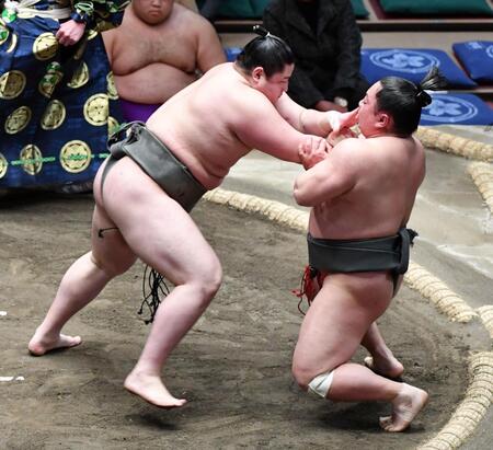 　宮城（右）を押し倒しで破り勝ち越しを決めた若ノ勝（撮影・佐藤厚）