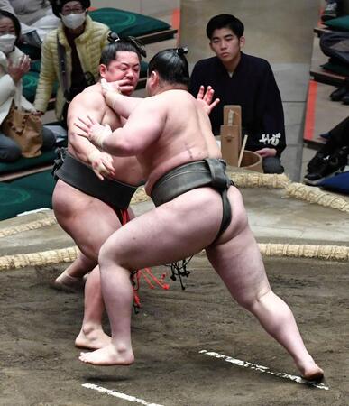 　宮城（左）を攻める若ノ勝（撮影・持木克友）