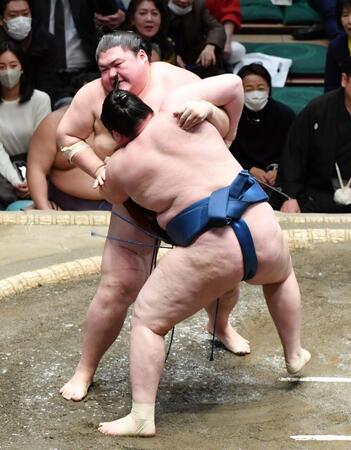 　阿武剋（手前）を押し出しで破り、２敗を守った王鵬（撮影・佐藤厚）