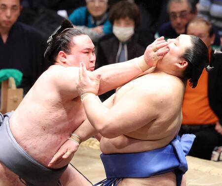 　大の里（右）を攻める金峰山