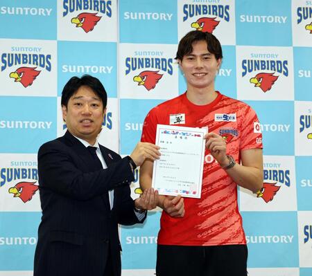 　大阪・関西万博のスペシャルサポーターに就任し、委任状を手に笑顔の高橋藍。左は日本国際博覧会協会・小林浩史プロ-モーション局長（撮影・山口登）