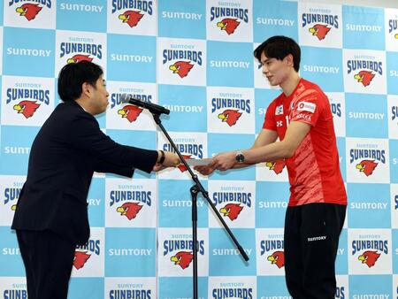 　大阪・関西万博のスペシャルサポーターに就任し、委任状を受け取る高橋藍（右）＝撮影・山口登