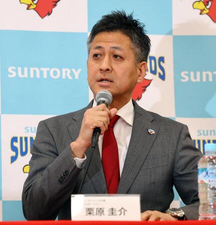 　ペルージャとのパートナーシップ契約を締結し会見するサントリー・栗原圭介ＧＭ（撮影・山口登）